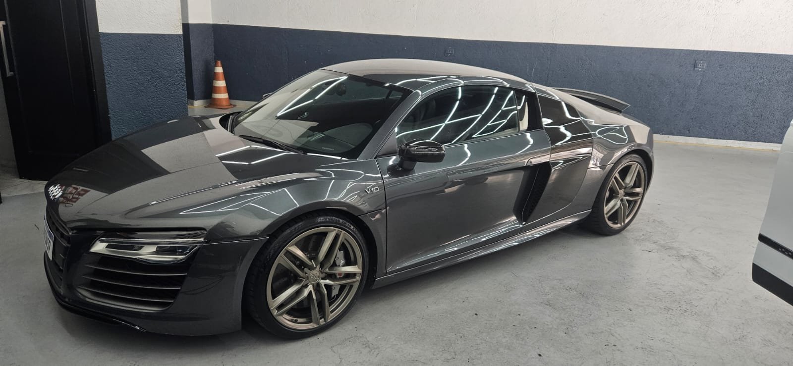 Instalação de película antivandalismo em vidro automotivo